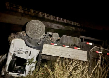 Caminhão sai da estrada, cai de ponte e deixa duas pessoas feridas na BR-407, no Piauí