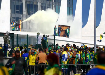 Enquanto os homens exercem seus podres poderes — o Brasil vê uma imagem distorcida da democracia no Congresso, no Planalto e Judiciário