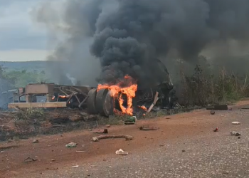 Homem morre carbonizado após caminhão-tanque tombar no interior do Piauí; VÍDEO