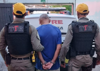 Homem com motocicleta irregular tenta fugir de blitz policial duas vezes, mas é preso na zona Norte de Teresina