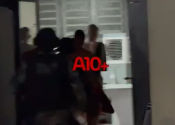 Adolescentes suspeitos de assaltos são apreendidos e fazem sinal de facção criminosa em Teresina; VÍDEO