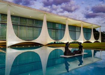 PF acha documentos no Alvorada e pede para interrogar Bolsonaro