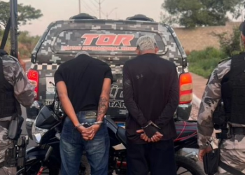 Dupla reage à abordagem, foge, mas é presa por porte ilegal de arma de fogo nas proximidades de Nazária, Piauí