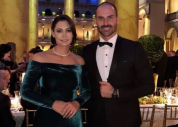 Racha bolsonarista: Eduardo ataca e Michelle frita “bananinha”