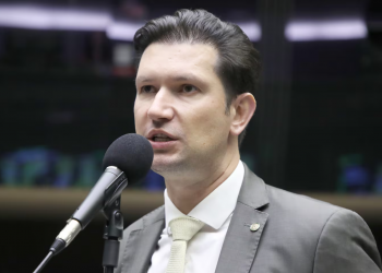 Escala 6x1: ‘Ninguém em sã consciência acha que trabalhar menos rende mais’, diz deputado