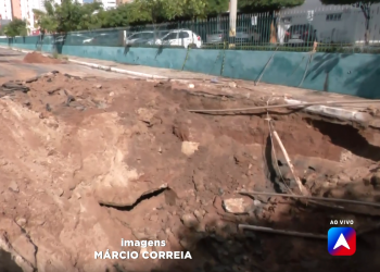 Cratera na Avenida Jóquei Clube, em Teresina, chega a 4 metros de profundidade; obra não tem prazo para terminar