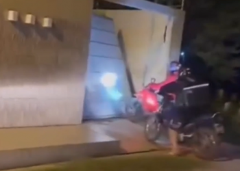 Após agressão a motoboy, entregadores fazem protesto e derrubam portão de residência em Picos, no Piauí