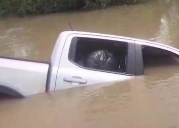 No Piauí, motorista perde controle de picape e veículo cai dentro de lagoa na zona rural