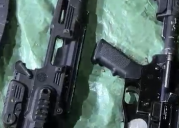 Polícia apreende três fuzis, espingarda do tipo escopeta, munições e drogas em sitio alvo de operações no Maranhão