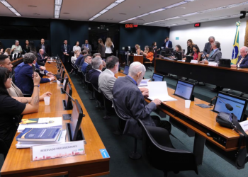 CCJ vota PEC do fim da escala 6x1 nesta quarta-feira após manobra de Hugo Motta