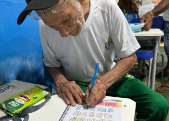 Aos 91 anos, estudante do Alfabetiza Piauí em Bocaina realiza sonho de aprender a ler