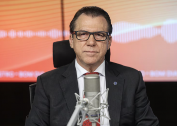 Com fim da escala 6x1, horas acima de 40 semanais serão extras, diz ministro do Trabalho