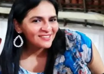 Família e amigos se despedem de mulher que morreu após ser queimada pelo ex-companheiro em Teresina