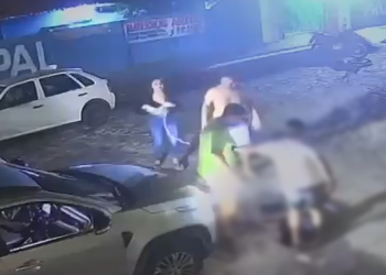 Suspeitos de espancar homem no Litoral do Piauí se entregam à polícia; terceiro envolvido segue foragido