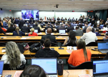 Câmara aprova fim da escala 6x1, e proposta segue para análise do Senado