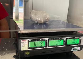 Homem é preso por tráfico de drogas ao ser flagrado com quantidade de crack durante blitz na PI-130, em Teresina