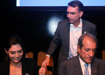 Michelle não quer participar de campanha de Flávio e pode desistir do Senado, diz Valdemar