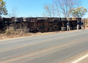Caminhoneiro de 51 anos morre após tombamento de carreta na BR-135, no Sul do Piauí