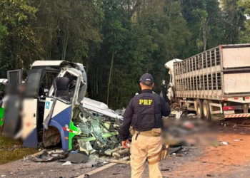 Grave acidente com ônibus e carreta deixa ao menos 23 mortos no Paraná