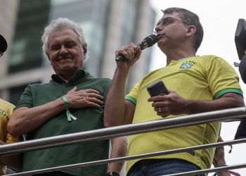 Ronaldo Caiado anuncia apoio a Flávio Bolsonaro no segundo turno