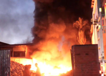 Incêndio em galpão na zona Sul de Teresina teria começado após o uso de fogos de artifício; VÍDEO!