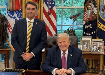 Derrota de Flávio Bolsonaro e fuga para os EUA expõe limites do projeto de Trump na América do Sul