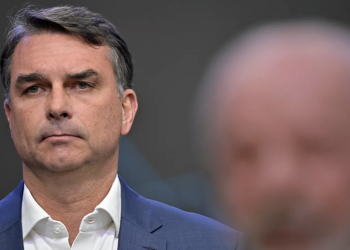 Ação Popular pede suspensão de salário do senador Flávio Bolsonaro
