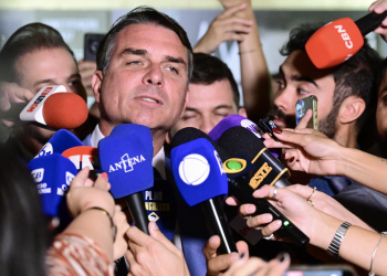Flávio Bolsonaro entrou nos EUA com passaporte diplomático cancelado pela PF