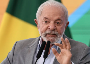 Lei de Lula restringe auxílio-reclusão para dependentes de presos; Flávio queria extinguir