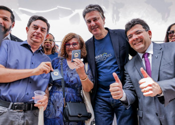 Rafael Fonteles e Camilo Santana entregam Carteira Nacional Docente e anunciam R$ 3 mil de incentivo à tecnologia aos professores