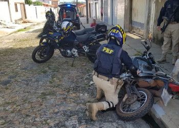 PRF prende homem com motocicleta roubada; assista