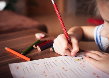Três em cada 10 pessoas não sabem ler ou escrever no Brasil