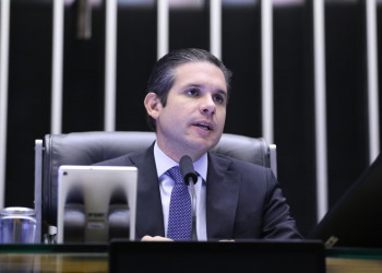 Motta insinua que Eduardo Bolsonaro pode perder cargo por ficar nos Estados Unidos