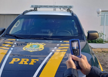 Mulher é presa pela PRF ao conduzir moto embriagada e sem capacete no Piauí