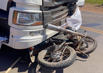Motociclista morre após colisão com carreta na divisa entre Piauí e Maranhão