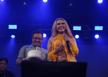 Joelma arrasta multidão e ganha até bolo de aniversário no 4º dia do Festeja São Pedro do Piauí