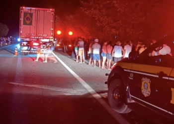 Dois homens morrem após motocicleta atropelar pedestre no Sul do Piauí; idoso foi arremessado com o impacto