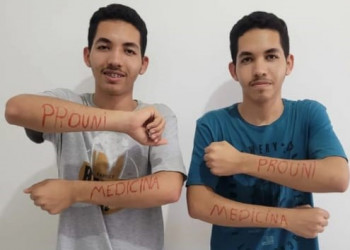 Filhos de zeladora de escola, irmãos gêmeos são aprovados para Medicina pelo Prouni no Piauí