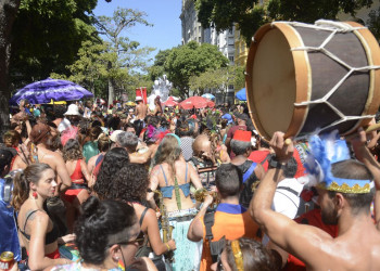 Carnaval fora de época no Rio também tem blocos na rua