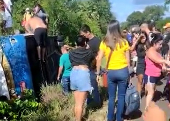 Ônibus tomba com diversos passageiros entre Campo Maior e Altos; assista