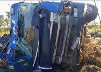 Motorista fica ferido após caminhão com frutas sair da pista e tombar no interior do Piauí