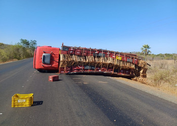 Acidente com caminhões deixa dois feridos e trecho de rodovia interditado no Piauí