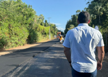 Após mais de 15 anos de espera, prefeito Francisco Emanuel acompanha obra de pavimentação da avenida principal do bairro Tabuleiro