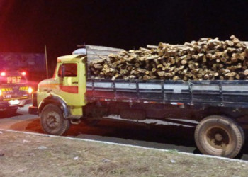 PRF apreende 13,94m³ de madeira ilegal transportada sem documentação ambiental em Piripiri, no Piauí