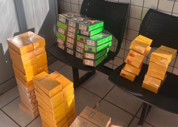 PRF encontra mais de 80 celulares sem nota fiscal escondidos em caminhão que tombou no Piauí