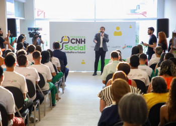 Estudantes da rede pública estadual recebem primeira habilitação pelo Programa CNH Social em Teresina