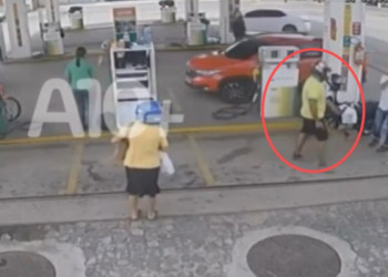Suspeito armado assalta frentistas e clientes em posto de combustíveis no Piauí; fugiu e não foi encontrado