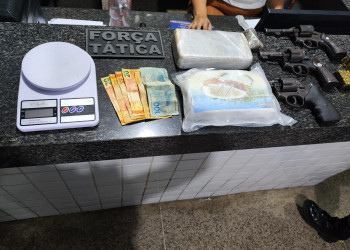 Polícia Militar prende trio suspeito de tráfico em Piripiri; armas e drogas foram apreendidas