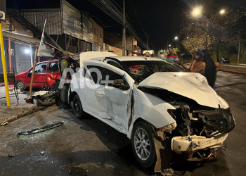 Motorista perde controle e bate contra três veículos estacionados na zona Leste de Teresina