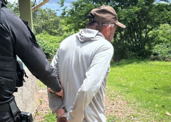 Suspeito de ameaçar de morte ex-companheira é preso em flagrante com armas de fogo no Litoral do Piauí